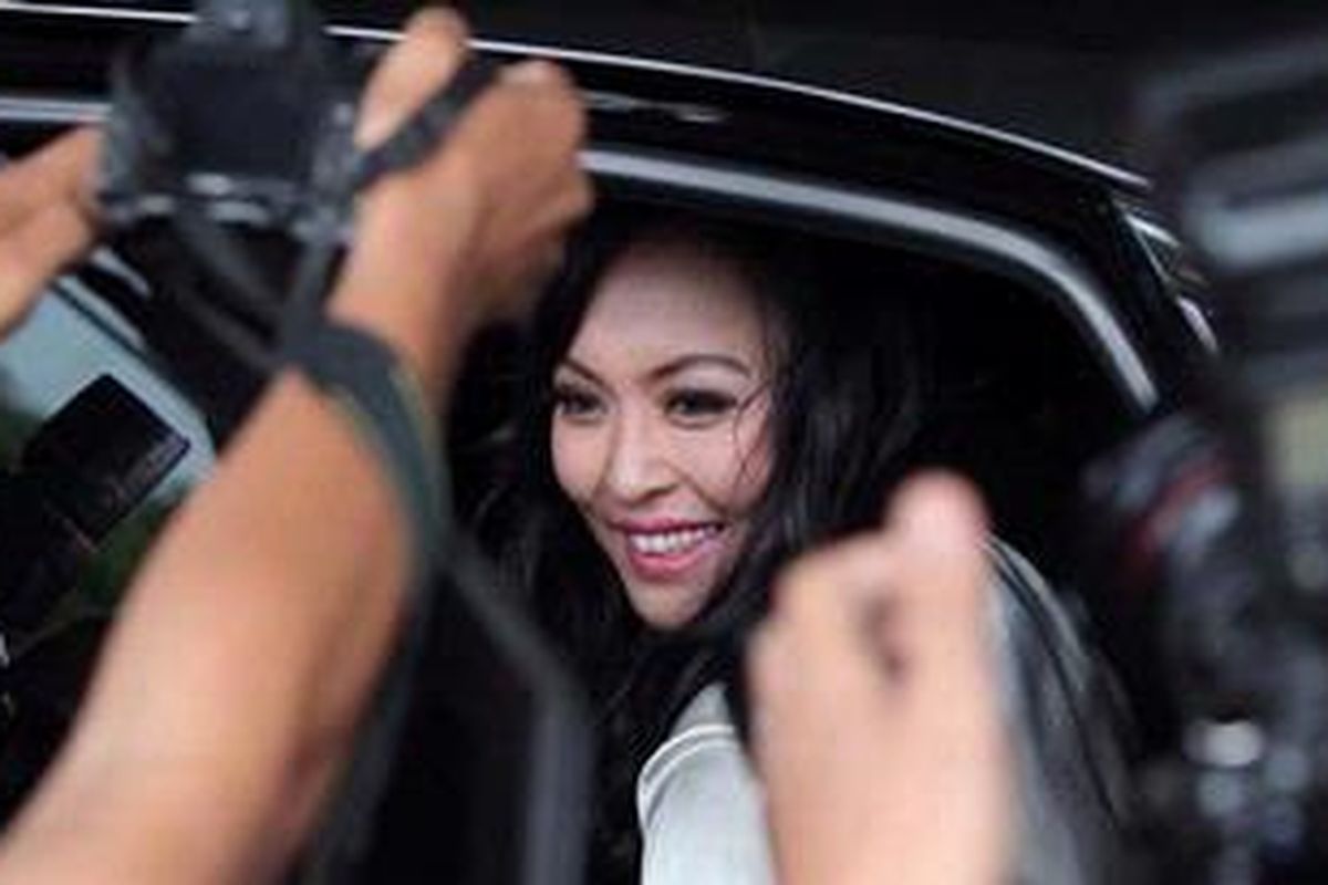 Democratic Party lawmaker, Angelina Sondakh, leaves Corruption Eradication Commission's building in Jakarta, on Oct.21, 2011 