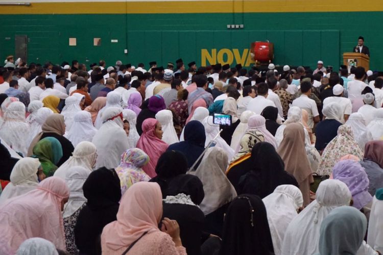 Sekitar 3.000 warga Muslim Indonesia di Washington DC, Maryland, dan Virginia menunaikan ibadah shalat Idul Fitri di NOVA Community College Annandale Campus, Annandale, Virginia, Jumat (15/6/2018).