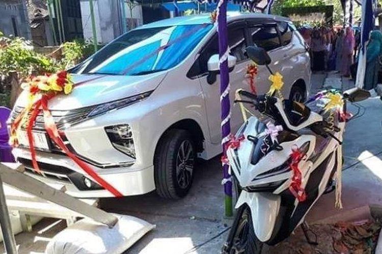 Seserahan mobil dan motor dari Agus Setiawan kepada Sri Irawati dalam pesta pernikahan di RT 5, RW 1 Dusun Tompe, Desa Karangrejo, Kecamatan Dempet, Kabupaten Demak, Kamis (13/6/2019). 
