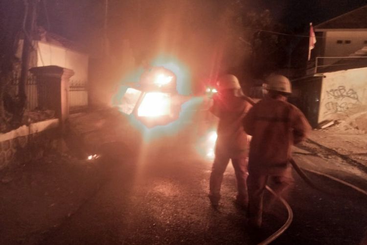 Tim pemadam kebakaran berupaya memadamkan api di area TPU Joglo pada Kamis (8/10/2020) dini hari.