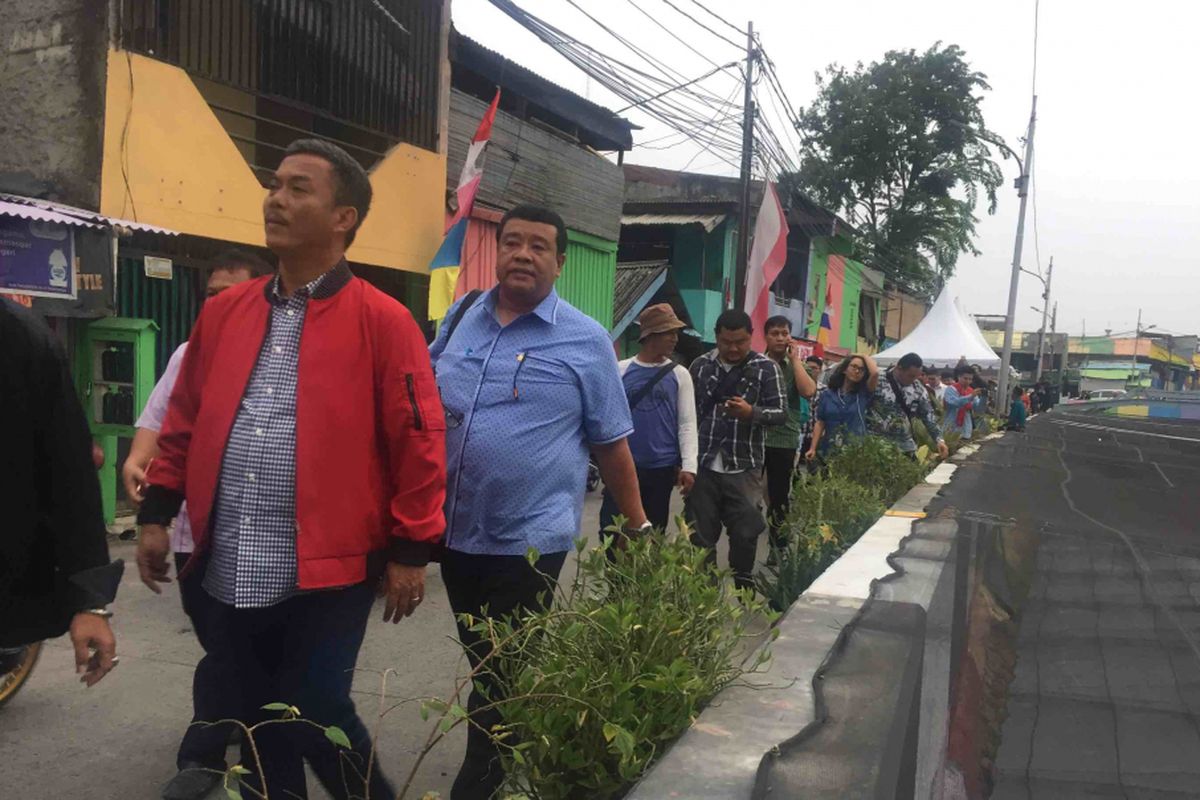 Sejumlah anggota DPRD DKI Jakarta mendatangi Kali Item di samping Wisma Atlet Kemayoran, Jakarta Pusat, Rabu (1/8/2018). Tampak Ketua DPRD DKI Jakarta Prasetio Edi Marsudi, anggota Komisi A Gembong Warsono, Ketua Komisi E Pantas Nainggolan, dan anggota Komisi D DPRD DKI Bestari Barus.