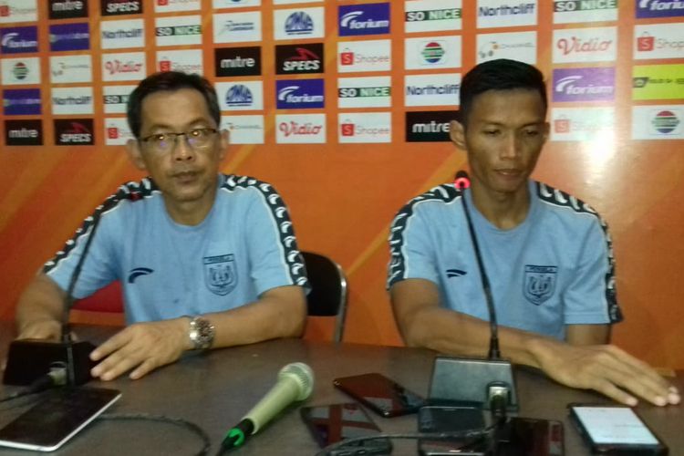 Pelatih Persela Lamongan Aji Santoso (kiri) dan Eki Taufik, usai pertandingan lawan Madura United.