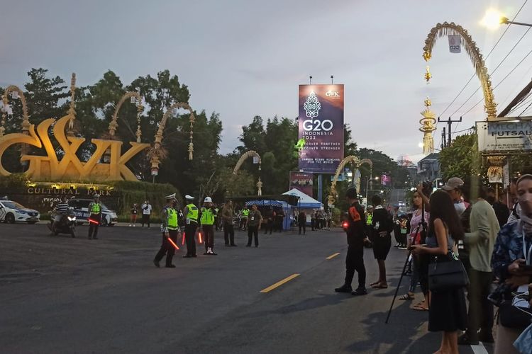 Suasana jalan Uluwatu, Ungasan, Badung, Bali, tepatnya di depan pintu masuk Taman Budaya Garuda Wisnu Kencana (GWK) menjelang kedatangan para kepala negara dan delegasi KTT G20 untuk menghadiri acara Gala Dinner, pada Selasa (15/11/20222). Kompas.com/ Yohanes Valdi Seriang Ginta. 