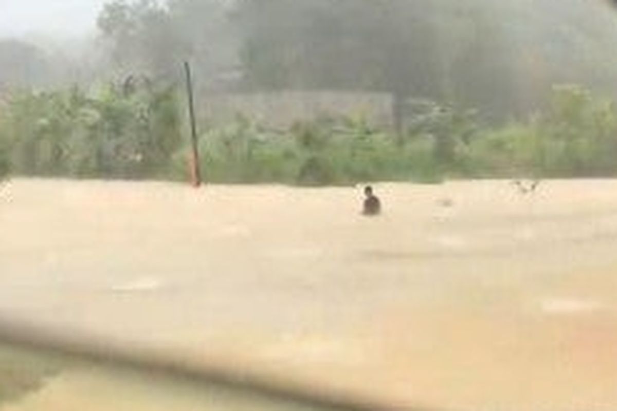 Banjir Malaysia turut membawa kisah haru. Salah satunya, seorang ayah di Negara Bagian Terengganu baru-baru ini kedapatan rela menerjang banjir setinggi dada agar anaknya tak kelaparan. Pria tersebut dengan berani berjalan kaki menerobos banjir untuk mengambil susu dan keperluan bayi lainnya yang tertinggal di rumah. Video yang memperlihatkan pengorbanan luar biasa yang dilakukan seorang ayah untuk putranya selama banjir itu pun viral di Malaysia.