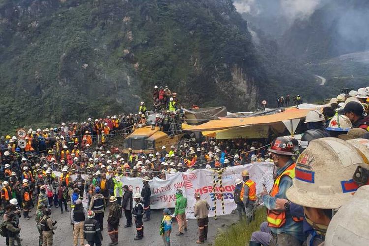 Sekelompok karyawan yang bekerja di area PT Freeport Indonesia di Tembagapura, Mimika, Papua, demo dan memblokade jalan tambang di Mile 72, Senin (24/8/2020).