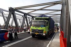 Truk Bermuatan 40 Ton Dilarang Jalan Sejajar di Jembatan Cincin Lama