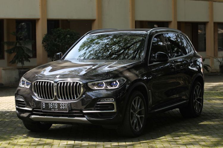 New BMW X5 xDrive40i xLine difoto di Blora, Jawa Tengah, Minggu (4/4/2021). BMW X5 merupakan pelopor dari segmen Sport Activity Vehicle BMW. Fitur yang paling mencolok dari New BMW X5 xDrive40i xLine ini adalah hadirnya bangku baris ketiga yang mampu memberikan ruang untuk seluruh keluarga.