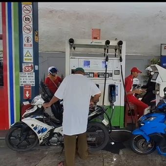 Situasi kendaraan mengisi bahan bakar minyak (BbM) jenis pertamax di kawasan Jatinegara, Kamis (11/6/2026).