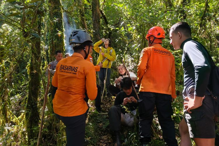 2 WN Rusia dan 1 WNI Tersesat di Gunung Batukaru, Dievakuasi Basarnas
