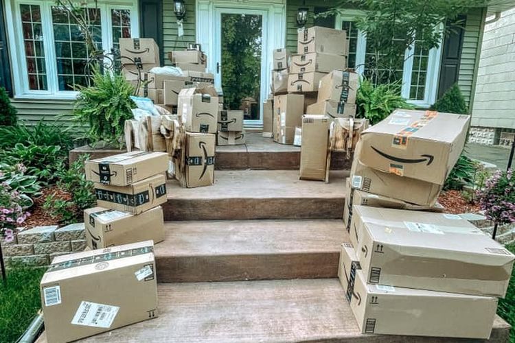 Setelah menghubungi Amazon yang mengirimkan barang tersebut, diketahui masih ada 1000 lebih kotak lagi yang akan dikirimkan. 