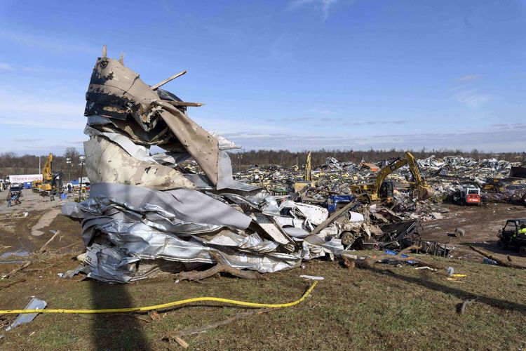 El edificio Mayfield Consumer Products Wax Factory, que fue destruido por un tornado en Mayfield, Kentucky, Estados Unidos (EE.UU.) el sábado (12/11/2021).  Se ha informado de la muerte de al menos 70 personas después de que el tornado más fuerte en la historia de Kentucky azotara varios estados de EE. UU. Y destruyera varios edificios.