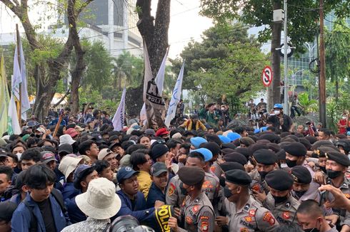 Paksa Menuju Kawasan Istana Merdeka, Mahasiswa Terlibat Saling Dorong dengan Polisi
