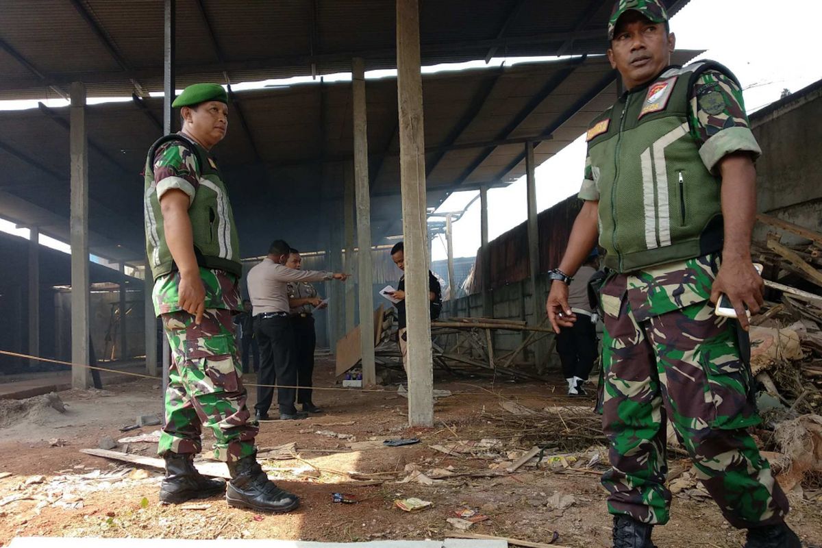 Olah TKP pabrik mercon yang terbakar di Kosambi, Tangerang, Jumat (27/10/2017).