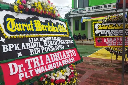 Sejumlah Pelayat Berdatangan ke Rumah Duka Pak Ogah, Karangan Bunga Berjejer