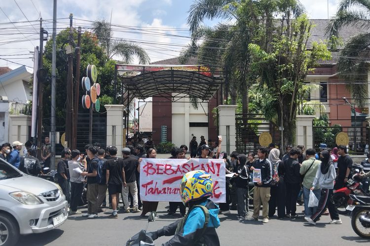 Amarah Masyarakat Jember (AMJ) menggelar unjuk rasa menuntut pembebasan 8 demonstran 30 Agustus 2025 yang dipenjara di depan Pengadilan Negeri Jember, Senin (8/12/2025).