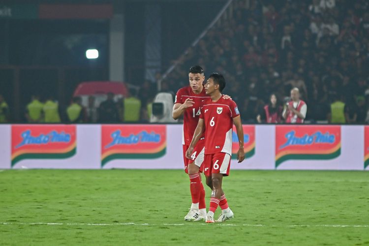 Penggawa senior Joey Pelupessy memberikan arahannya kepada debutan Timnas Indonesia Beckham Putra pada laga melawan China di Kualifikasi Piala Dunia 2026 Zona Asia, Kamis (5/6/2025) di Stadion Utama Gelora Bung Karno, Senayan, Jakarta.  