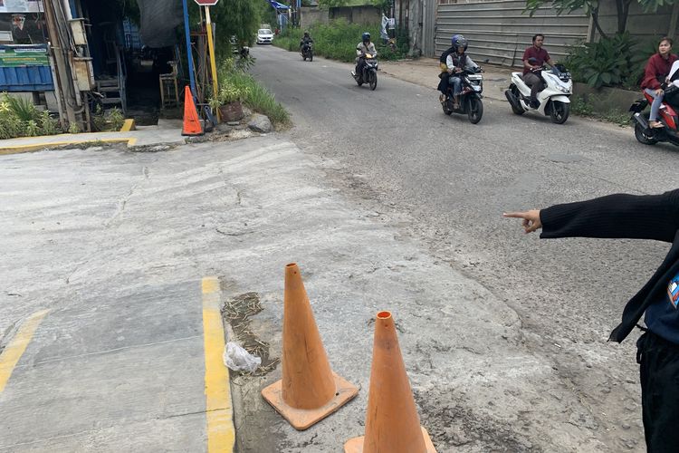 Tempat kejadian perkara (TKP) tawuran antar pelajar sekolah menengah kejuruan (SMK) yang mengakibatkan satu korban luka pada bagian kepala di Jalan Raya Cikunir, Kecamatan Jatiasih, Rabu (31/1/2024) sore.
