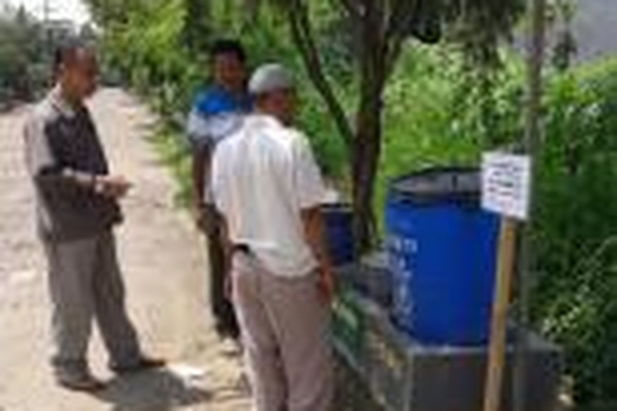 Camat Cilodong Depok Khamid Wijaya (kiri) bersama Ketua RW 08 Jatimulya Vawan Andra sedang memantau lokasi pembuangan sampah.