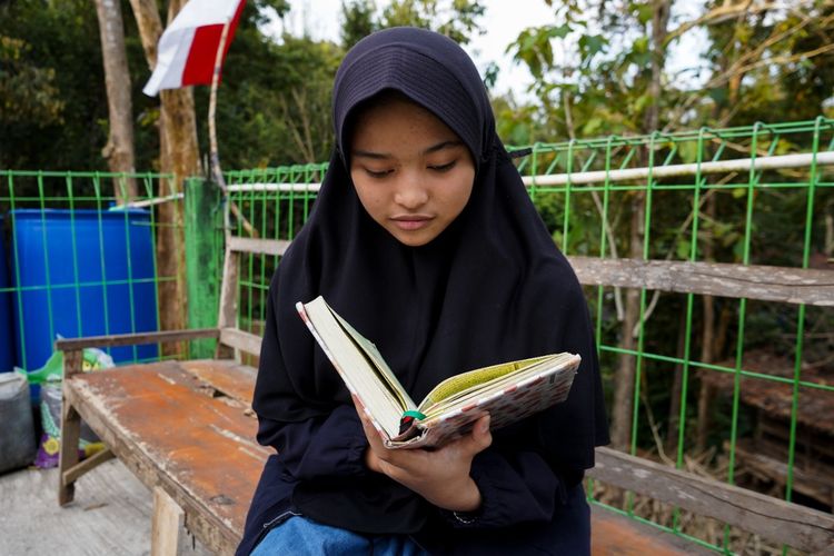 Tazkia Awalista Bepra, salah satu penerima manfaat bantuan untuk anak yatim, melepas waktu sorenya dengan tilawah Al Quran, di akhir pekan lalu. Untuk menebus kesedihan atas kepergian bapaknya lantaran virus Corona, Lista serius belajar dan ukir prestasi.
