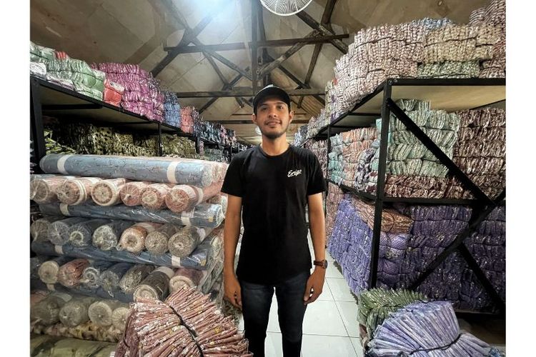 CEO brand lokal produk mukena Putri Dania, Muhammad Rifqi, sukses meraup cuan semenjak berjualan di Shopee (Dok. Istimewa)