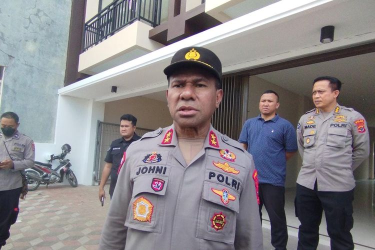 Foto : Kapolda Nusa Tenggara Timur (NTT) Irjen Pol. Johanis Asadoma saat memantau Ruko di Labuan Bajo yang dijadikan pusat komando untuk memantau pergerakan delegasi KTT Asean Summit, ada Selasa (18/4/2023) 