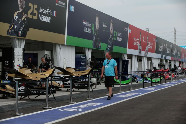 Suasana pit lane balap Formula E di Jakarta International E-Prix Circuit (JIEC), Ancol, Jakarta, Jumat (3/6/2022). Sebanyak 22 pebalap dari 11 tim akan mengikuti balapan Formula E, Sabtu (4/6/2022).