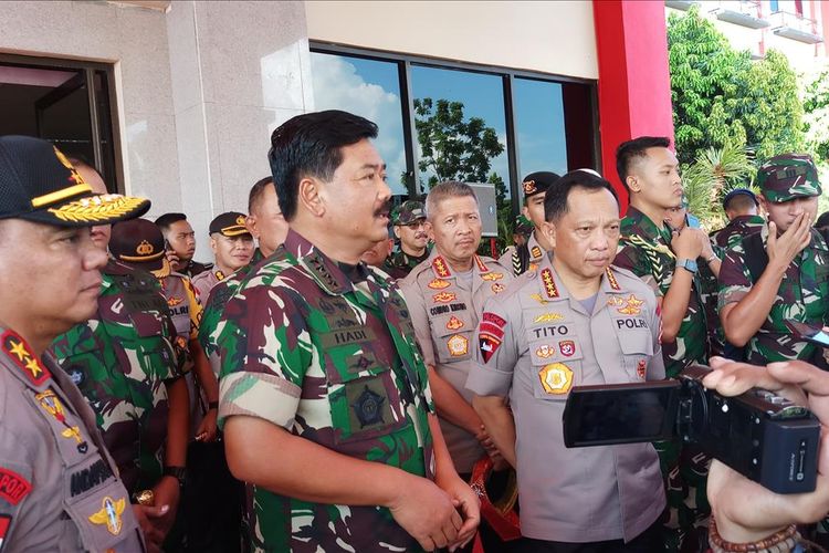 Panglima TNI Marsekal Hadi Tjahjanto yang didampingi Kapolri Jendral Tito Karnavian menegaskan sejumlah persenjataan atau Alutsista yang ada di Markas pulau terdepan, yakni Pulau Nipah, Batam, Kepulauan Riau berfungsi dengan baik.