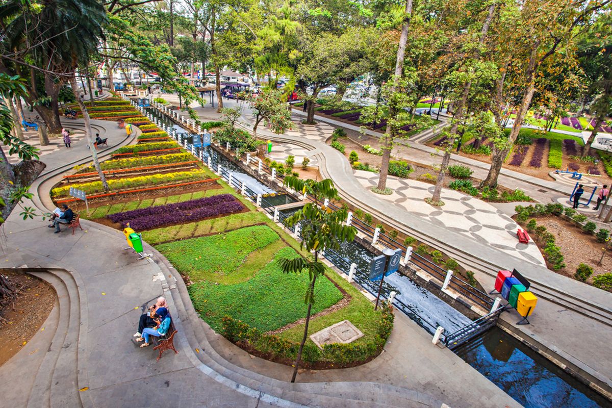 Ilustrasi Taman Balai Kota Bandung, salah satu tempat wisata dekat dengan pusat Kota Bandung, Jawa Barat. Menghabiskan waktu di ruang terbuka hijau, seperti taman, memiliki manfaat kesehatan yang sangat baik.
