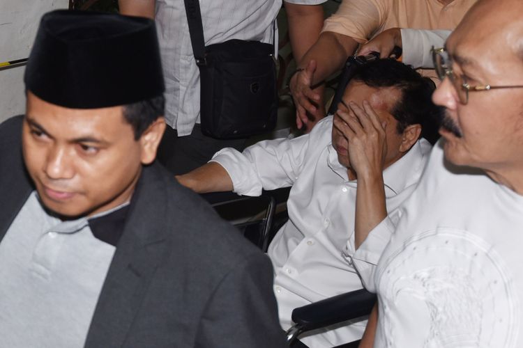 Tersangka kasus korupsi KTP Elektronik Setya Novanto meninggalkan RSCM untuk dibawa ke rutan KPK di Jakarta, Minggu (19/11/2017). Ketua DPR itu resmi ditahan oleh KPK. ANTARA FOTO/Akbar Nugroho Gumay/foc/17.