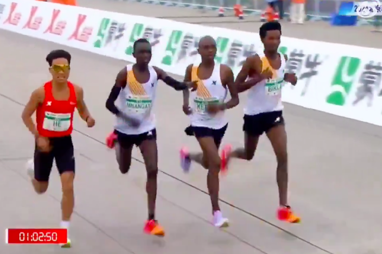 Tangkapan layar video saat tiga atlet asal Afrika memberi jalan atlet China untuk finish lebih dulu dalam Beijing Half Marathon. 