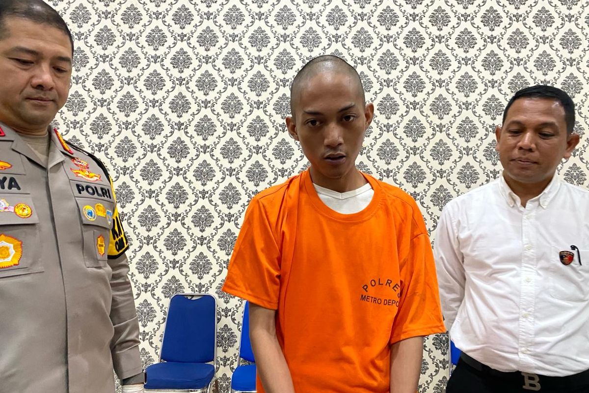 Seorang remaja bernama Ahmad Addril Hidayah (21) yang ditangkap di Polres Metro Depok, setelah meretas aplikasi pembayaran milik PT KAI sebesar Rp 12 juta, Senin (4/3/2024).