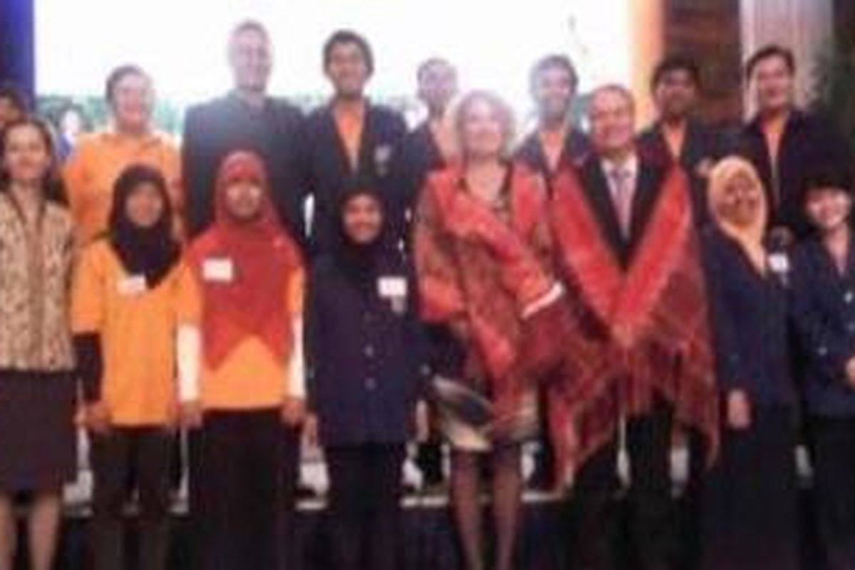 Mahasiswa IPB penerima beasiswa Rabobank Undergraduate Scholarship berfoto bersama perwakilan dari Rabobank seusai penyerahan beasiswa tersebut secara simbolis, di Hotel Kempinski, Jakarta, Selasa (24/1/2012).