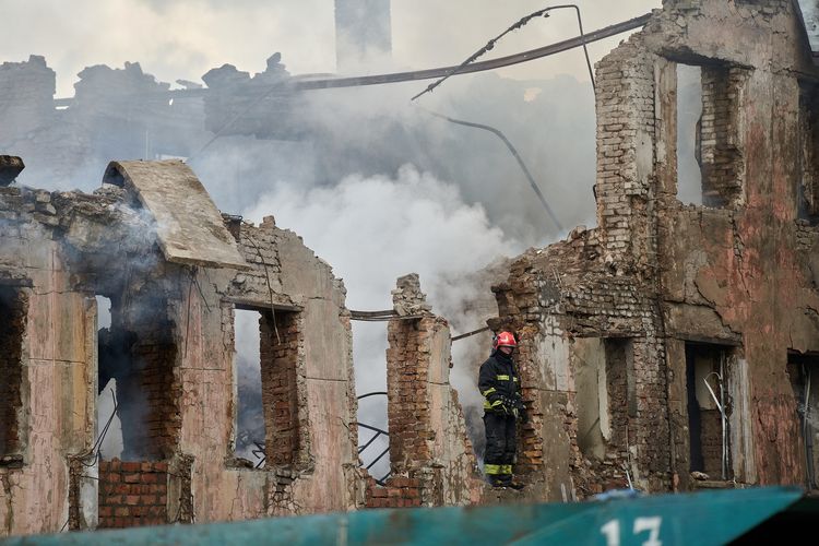 Petugas pemadam kebakaran memeriksa gedung fasilitas medis yang hancur dihantam rudal Rusia di Kota Dnipro, Ukraina, 26 Mei 2023.