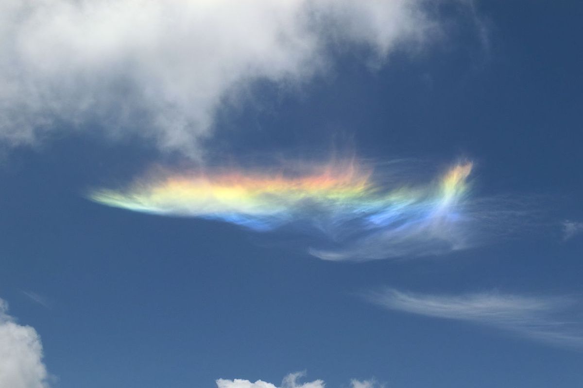 Ilustrasi fenomena awan pelangi. Gambar ini adalah fenomena langit di Verbier, Swiss.