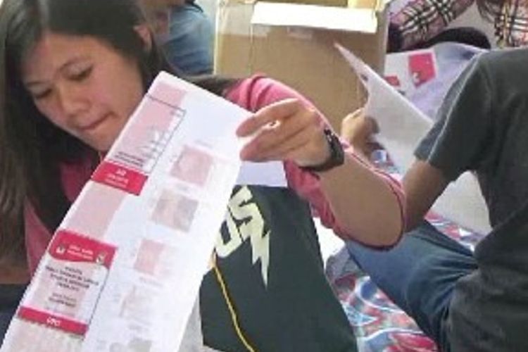 Percepat sortir dan pelipatan surat suara, KPU Kabupaten Mamasa, Sulawesi Barat, mengerahkan 600 tenaga pelipat surat suara yang ditempatkan di 5 lokasi terpisah dengan pengawalan aparat keamanan, Selasa (2/4/2019). 