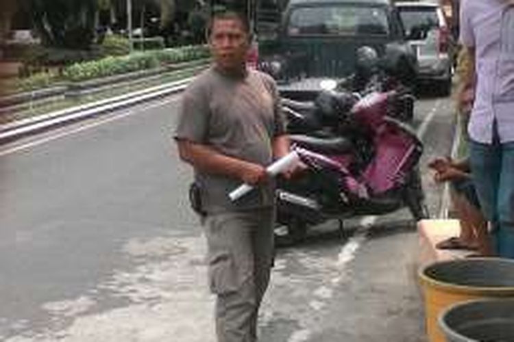 Kurniawan Damanik (30), petugas honorer Satuan Polisi Pamong Praja (Satpol PP) Pemkot Tebing Tinggi, yang kehilangan sepeda motor di kantor Wali Kota Tebing Tinggi, Selasa (12/7/2016).