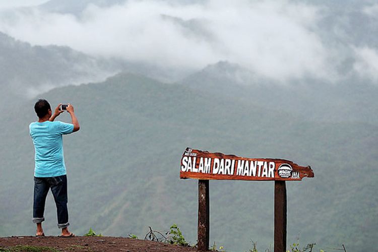 Panorama pegunungan di Sumbawa yang terselimuti awan terlihat di Mantar, Sumbawa Barat, Nusa Tenggara Barat, Senin (3/4/2017). Desa Mantar yang dijuluki sebagai Negeri di Atas Awan ini memiliki potensi wisata alam serta wisata budaya.