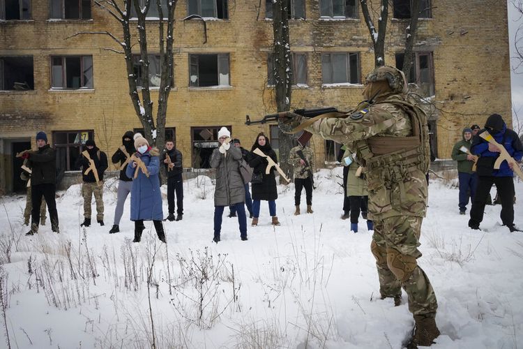 Penduduk setempat berlatih di dekat Kiev, Ukraina, Minggu, 30 Januari 2022. 