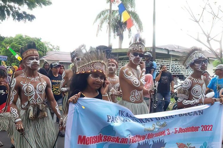 Peserta Kirab Budaya Festival Marabose 2022 dari paguyuban Papua, saat berjalan menuju ke lokasi kegiatan festival, Sabtu (3/12/2022).