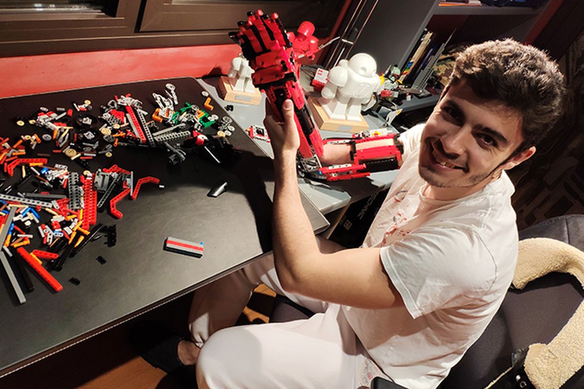 David Aguilar dengan lengan prostetik dari balok Lego