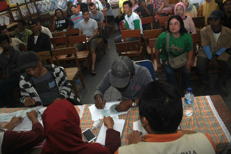 Sejumlah warga pengungsi korban kebakaran Kampung Gudang mendapat bantuan dana hunian sementara dalam bentuk biaya kontrakan sebesar Rp 750.000 per kepala keluarga tiap bulan, Kamis (28/12/2017). Pemerintah Kota Bogor akan menyalurkan bantuan tersebut sampai lima bulan ke depan.