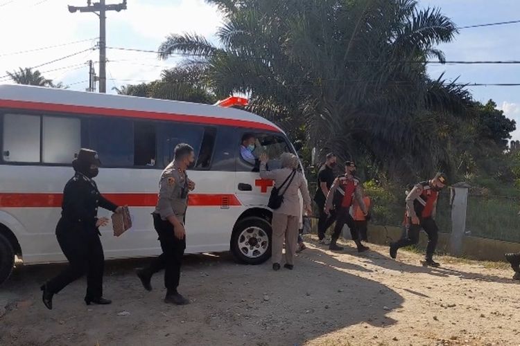 Jenazah Brigadir J dibawa ke TPU Desa Suka Makmur dari RSUD Sungai Bahar setelah diotopsi selama 6 jam