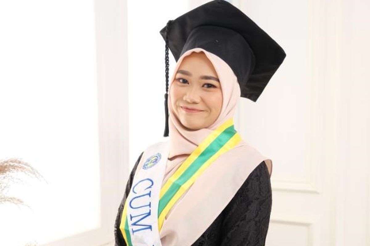 Wisudawan UNY Rizqi Hanny Novianti dari program studi Pendidikan Luar Sekolah Fakultas Ilmu Pendidikan dan Psikologi lulus paling cepat dan meraih Cumlaude. 