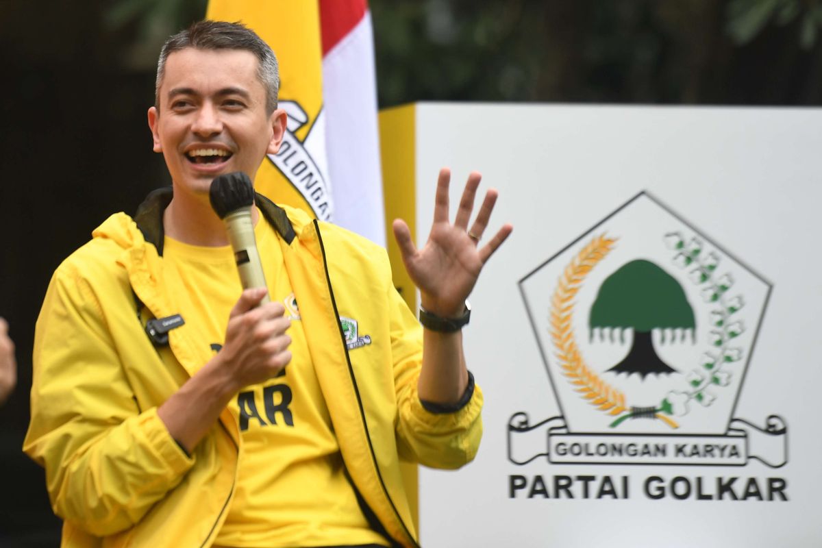 Politikus Rian Ernest menjawab pertanyaan wartawan saat diperkanalkan menjadi kader Partai Golkar di Kantor DPD Golkar, Jakarta, Selasa (31/1/2023). Mantan politisi Partai Solidaritas Indonesia (PSI) Rian Ernest bergabung dengan Partai Golkar menjadi Kepala Biro Pemuda DPD Partai Golkar DKI Jakarta.