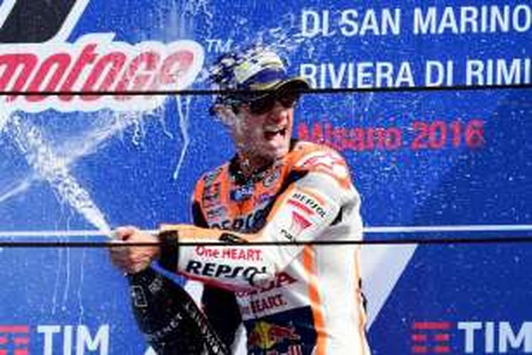 Pebalap Repsol Honda asal Spanyol, Dani Pedrosa, menyemprotkan sampanye untuk merayakan keberhasilannya memenangi balapan GP San Marino di Sirkuit Misano, Minggu (11/9/2016).