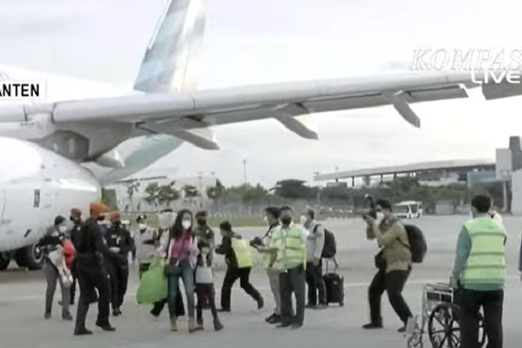 Sejumlah WNI yang baru tiba dari Rumania tiba di Bandara Soekarno-Hatta, Banten, Kamis (3/3/2022). 