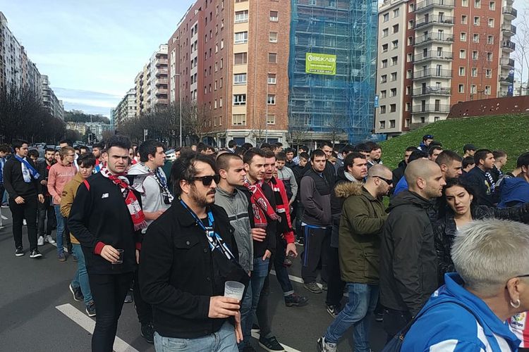 Para suporter Real Sociedad dan Athletic Bilbao melakukan kalegira, atau pawai bersama menuju stadion jelang laga Derby Basque.