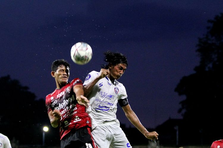 Pemain Bali United Rizky Pellu duel dengan pemain Arema FC Johan Ahmat Farizi saat pertandingan pekan 31 Liga 1 2021-2022 yang berakhir dengan skor 2-1 di Stadion I Gusti Ngurah Rai Denpasar, Selasa (15/3/2022) sore.