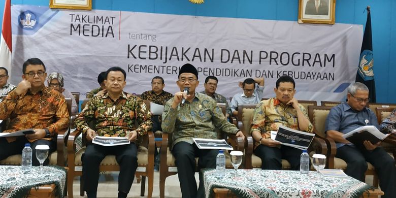 Menteri Pendidikan dan Kebudayaan Muhadjir Muhammad dalam konferensi pers Permendikbud No. 51 Tahun 2018 tentang Penerimaan Peserta Didik Baru (PPDB) 2019.