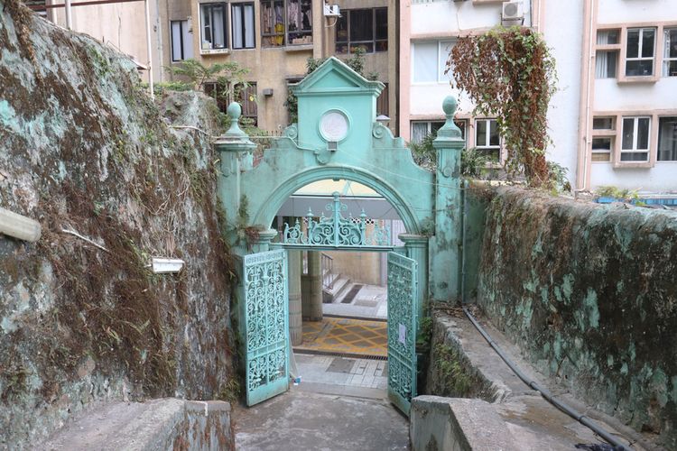 Gerbang besi memasuki Masjid Jamia di Hong Kong